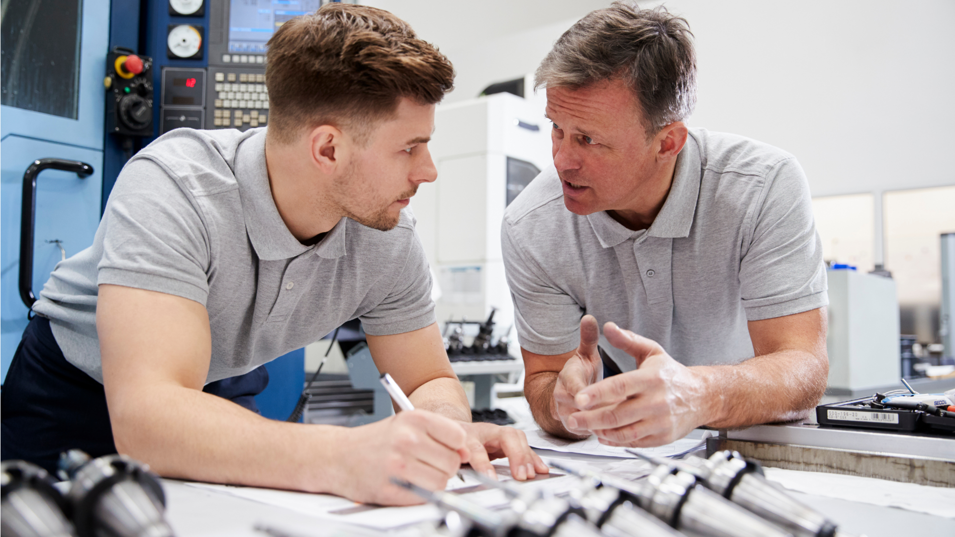 2 colleagues learning more about 5s training